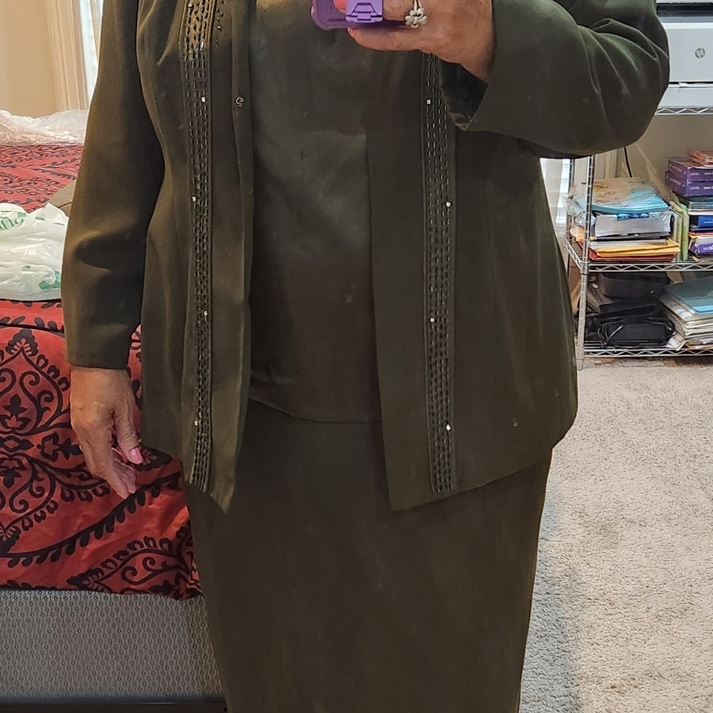 Elegant Olive Green Women's Suit
